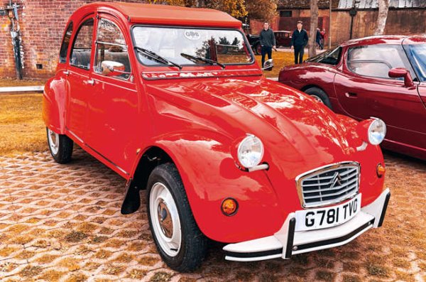 Citroën 2CV е проектиран да бъде работна кола за народа. И тъй като обикновените хора не могат да си позволят огромни сметки за гориво, изключително лекото тегло и простотата на модела означават, че той е икономичен за своето време.

Не не за сметка на изживяването. Шофирането на 2CV е едновременно очарователно и забавно. Тази класика спечели и феновете, които са свикнали повече със суперавтомобилите.